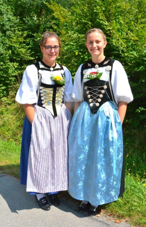 Ehrendamen-Sandra-Muenger-und-Nadine-Bienz-2