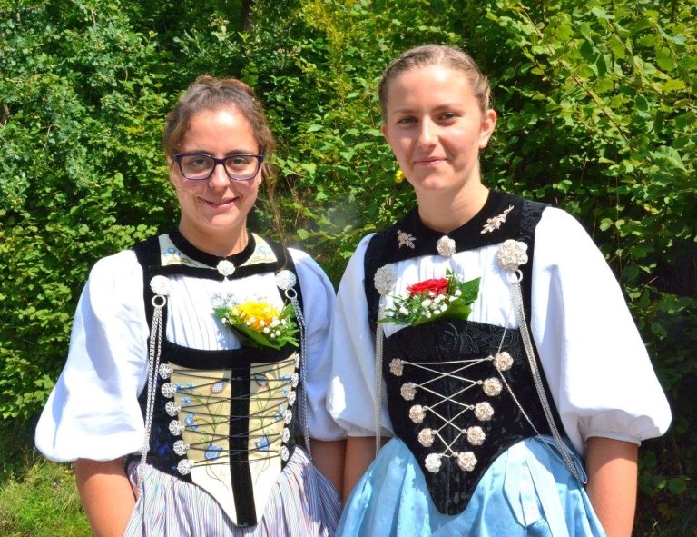 Ehrendamen-Sandra-Muenger-und-Nadine-Bienz